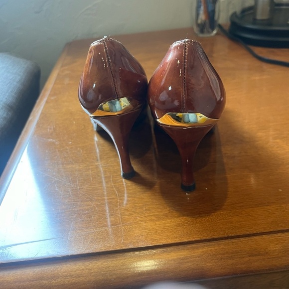 Stuart Weitzman neutral vintage heels with gold accents - Picture 3 of 5